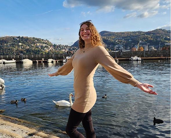 Leah Pring in front of Lake Como in Italy